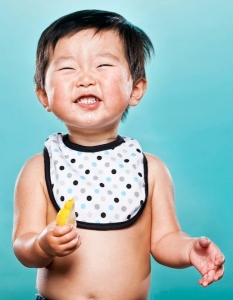 10 фотографии на сладки бебета, които опитват лимон за първи път - 2