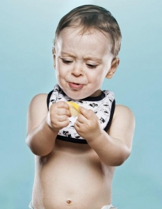 10 фотографии на сладки бебета, които опитват лимон за първи път - 4