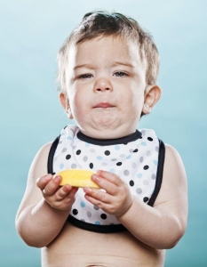 10 фотографии на сладки бебета, които опитват лимон за първи път - 6
