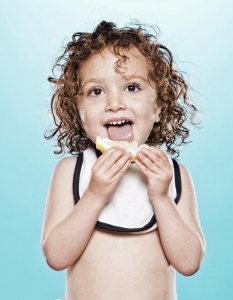 10 фотографии на сладки бебета, които опитват лимон за първи път - 8
