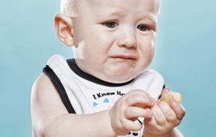 10 фотографии на сладки бебета, които опитват лимон за първи път