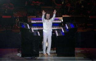 Yanni за първи път в София