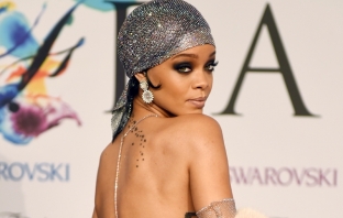 Rihanna бляскава и гола на модно събитие в Ню Йорк