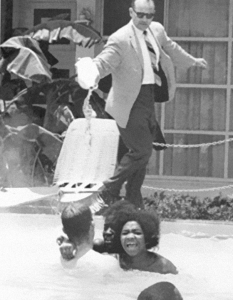 Собственик на хотел изсипва киселина в басейн, докато в него плуват чернокожи. 1964 година.