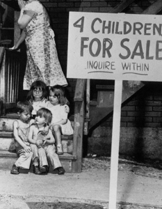 Майка крие засрамена лицето си, след като е предложила четирите си деца за продан. Чикаго, 1948 година.