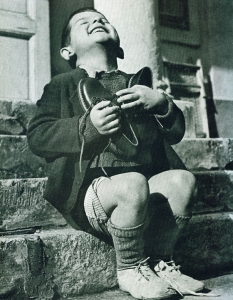 Австрийско момче получава чифт нови обувки по време на Втората световна война. 