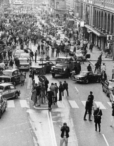 Първата сутрин след промяната на посоката на движение по пътя в Швеция. 1967 година.