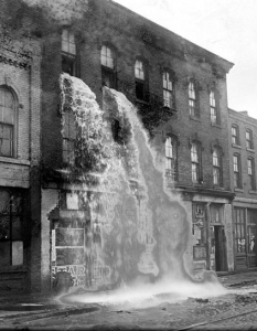 Унищожаване на нелегален алкохол по време на Сухия режим. Детройт, 1929 година.