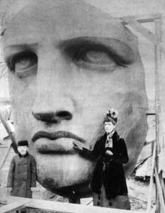 САЩ, 1885 година. Разопаковането на Статуята на свободата.