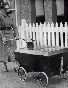 Англия, 1938 година. Жена с противогаз и детска количка, устойчива на газ.