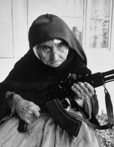 106-годишна арменка пази дома си. 1990 година.