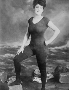 Плувкинята Анет Келерман отстоява правото на жените да носят прилепнали цели бански костюми. Арестувана е за непристойно поведение. Бостън, 1907 година. 