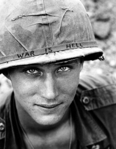 Неизвестен войник във Виетнам. 1965 година. На каската му е изписано: "Войната е ад".