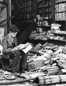 Лондонска книжарница разрушена при въздушните нападения. 1940 година.