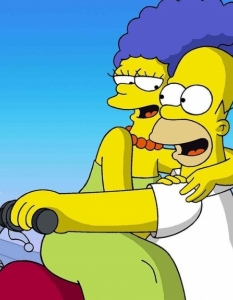 Хоумър и Мардж
Най-дълголетната телевизионна двойка Хоумър и Мардж са на екран вече повече от двадесет сезона и продължават да са все така забавни. Истинска класика в анимационните ситкоми, The Simpsons е не само остроумна пародия на обществото, но и забавен поглед към семейните взаимоотношения. Колкото и да е трудно (и странно), по някаква причина Мардж обича Хоумър независимо от недостатъците му.