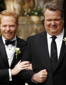 Кам и Мичъл
Джеси Тайлър Хъргюсън (Jesse Tyler Ferguson) и Ерик Стонстрийт (Eric Stonestreet) са повече от модерно семейство и въпреки че Modern Family е история за няколко забавни двойки, те определено заслужават първото място. Двамата актьори влизат в ролите на Мичъл и Камерън - може би най-очарователната телевизионна гей двойка.