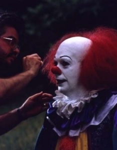 Филм: It Зад кадър: Лека корекция на грима на Тим Къри, който играе зловещия клоун Pennywise в екранизацията по романа на Стивън Кинг.
