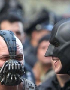 Филм: The Dark Knight Rises Зад кадър: Батман и Бейн в приятелски отношения? Едва ли, но Том Харди и Крисчън Бейл явно се разбират добре.