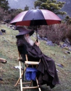 Филм: The Lord of the RingsЗад кадър: Дори магьосниците не обичат да ги вали. Или поне Гандалф (Иън Маккелън). 