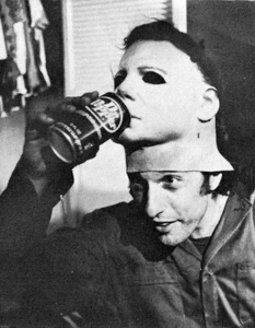 Филм: Halloween (1978)Зад кадър: Tony Moran в ролята на страховития убиец от Halloween пие безалкохолна напитка Dr. Pepper зад кадър.