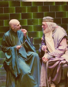 Филм: Harry PotterЗад кадър: Разговор меджу Лорд Волдемор и Дъмбълдор? Не, между Ралф Файнс и Майкъл Гамбън.