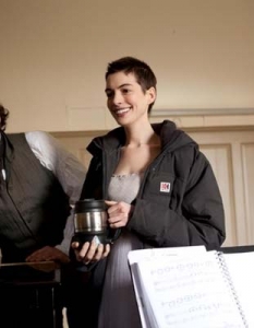 Филм: Les MisérablesЗад кадър: Хю Джакман и Ан Хатауей пият чай зад кадър, докато се снимат в Les Misérables на Том Хупър.