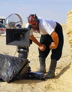 Филм: Star Wars Episode I: The Phantom MenaceЗад кадър: Дарт Моул зад камерата. Буквално. 