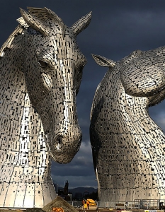 Скулптура: Kelpies
Автор: Анди Скот (Andy Scott)
Град: Грейнджмаут, Великобритания.