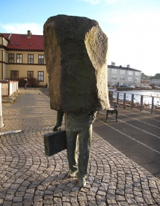 Скулптура: The Unknown Official
 Град: Статуя на чиновник в Рейкявик, Исландия.