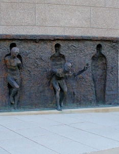 Скулптура: Break Through From Your Mold
Автор: Zenos Frudakis
Град: Скулптурата се намира във Филаделфия.