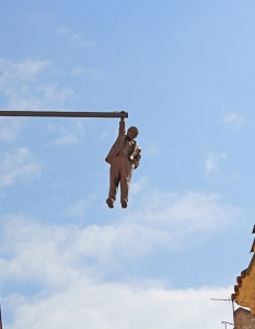 Скулптура: Man Hanging Out
Автор: David Cerný
Град: Прага, Чехия.