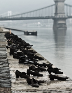 Скулптура: The Shoes On The Danube Bank (Обувки на брега на Дунав)
Автор: Can Togay и Gyula Pauer
Град: Скулптурата се намира на брега на Дунав в Будапеща, Унгария.
