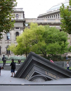 Скулптура: Sinking Building Outside State Library
Град: Потъващата сграда се намира пред библиотеката в Мелбърн в Австралия.