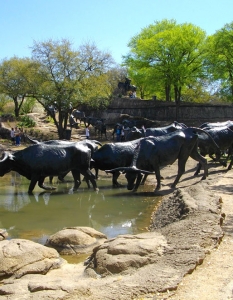 Скулптура: Cattle Drive
Автор: Robert Summers
Град: Скулптурата се намира в Далас, щата Тексас, а фигурите са в реален размер.