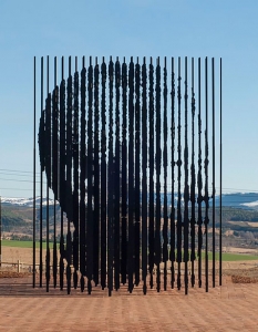 Скулптура: Nelson Mandela (Паметник на Нелсън Мандела)
Автор: Marco Cianfanelli
Град: Този паметник на Мандела се намира в Южна Африка.