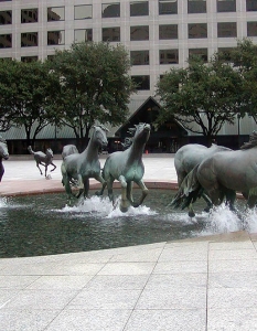 Скулптура: Mustangs (Мустангите)
Автор: Робърт Глен (Robert Glen)
Град: Мустангите се намират в град Лас Колинас в щата Тексас.