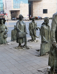 Скулптура: The Monument Of An Anonymous Passerby
Автор: Bartosz Szydłowski и Małgorzata Szydłowska.
Град: Скулптурата се намира в полската столица Варшава.