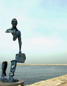 Скулптура: Les Voyageurs (Пътниците)
Град: Скулптурата се намира в Марсилия, Франция.
