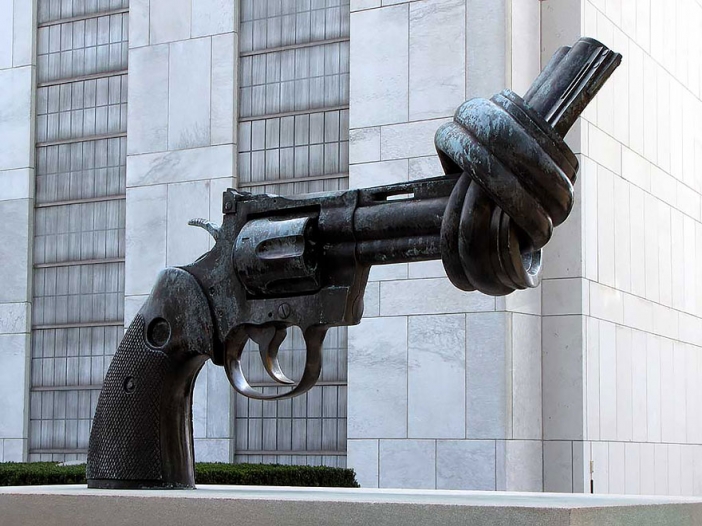 Скулптура: The Knotted Gun
Автор: Carl Fredrik Reuterswärd
Град: Ню Йорк. Скулптурата е част от проекта Non-Violence. Създадена е като мемориал на Джон Ленън (John Lennon) и се намира пред сградата на Обединените нации в Ню Йорк.