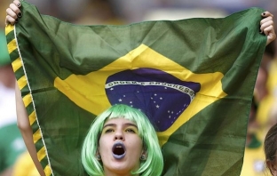 Бразилските фенове преди и след загубата от Германия на Световното по футбол   