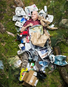 12 шокиращи фотографии на хора, лежащи в собствения си боклук - 9