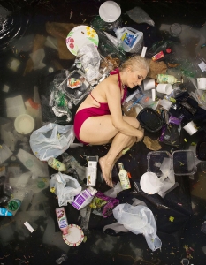 12 шокиращи фотографии на хора, лежащи в собствения си боклук - 10