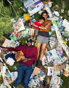12 шокиращи фотографии на хора, лежащи в собствения си боклук - 1