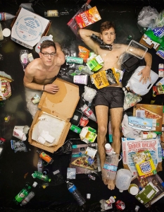 12 шокиращи фотографии на хора, лежащи в собствения си боклук - 5