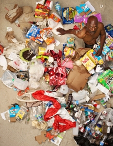 12 шокиращи фотографии на хора, лежащи в собствения си боклук - 6