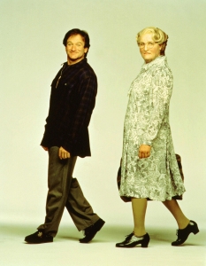 Даниел в Mrs. Doubtfire
Mrs. Doubtfire без съмнение е един от филмите, които винаги ще стоплят сърцата ни.
В него Робин Уилямс се превъплъщава в ролята на баща, който се развежда със съпругата си, но не може да се раздели с децата си.
Готов да заплати всяка цена, за да ги вижда постоянно, той се представя за Мисис Даутфайър и се превръща в най-добрата детегледачка, без да подозира, че измислената му героиня ще сбъдне не една негова мечта.