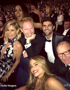 Целият екип на "най-добрата комедийна поредица" Modern Family позира за групова снимка с прекрасната Кери Уошингтън (Kerry Washington).