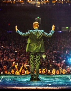 Американската суперзвезда Джъстин Тимбърлейк (Justin Timberlake) със селфи в гръб по време на един от своите концерти.