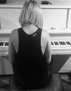 Дъщерята на Брус Уилис Румър (Rumer Willis) се снима, докато свири на пиано.