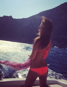 Лиа Мишел (Lea Michele) продължава да се хвали с прекрасния си тен.